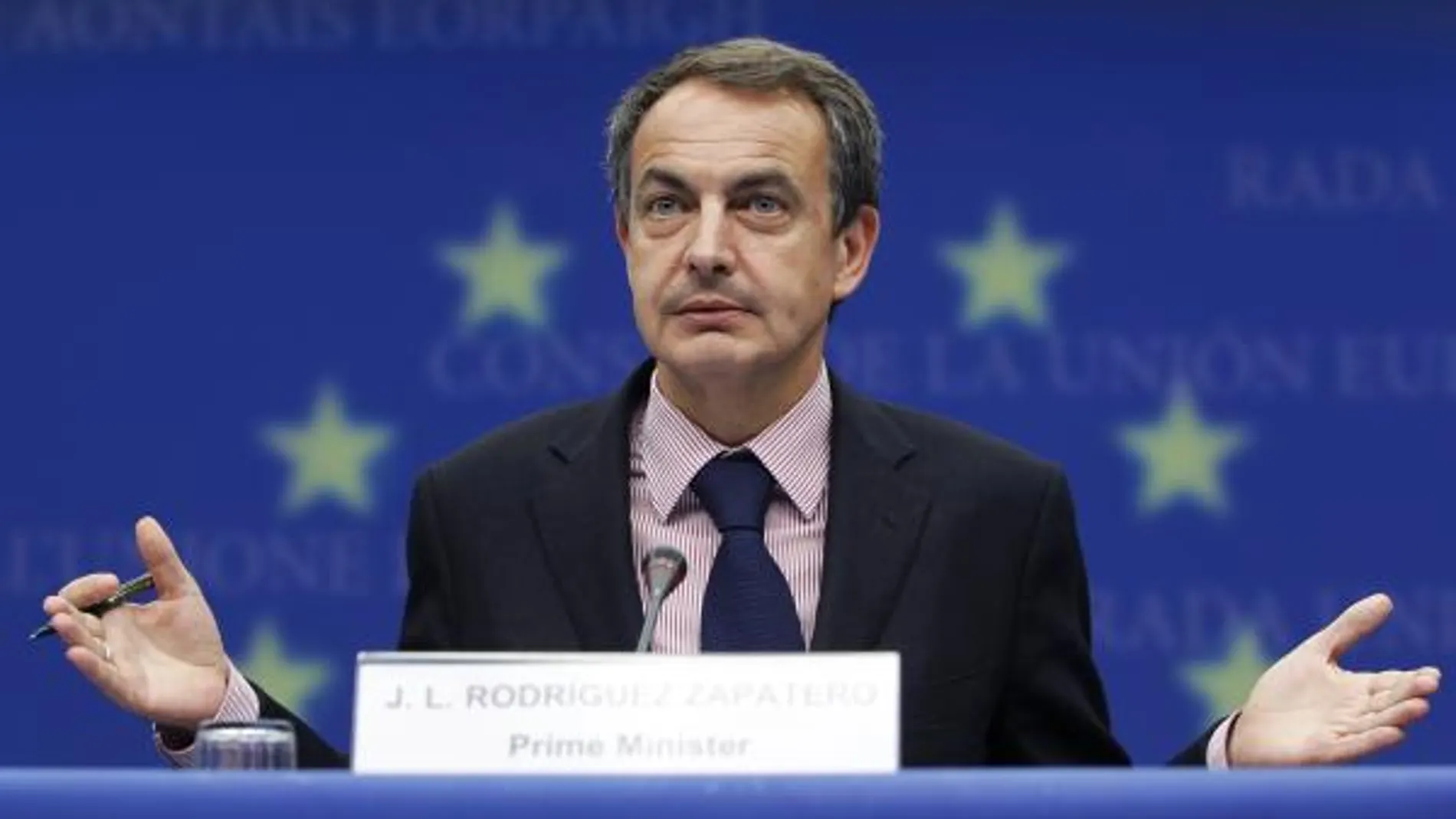 José Luis Rodríguez Zapatero, gesticula durante la rueda de prensa que ofreció tras entrevistarse con los presidentes del Consejo Europeo