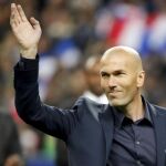 Zinedine Zidane saluda antes del comienzo del amistoso entre Francia y Brasil, jugado el pasado jueves
