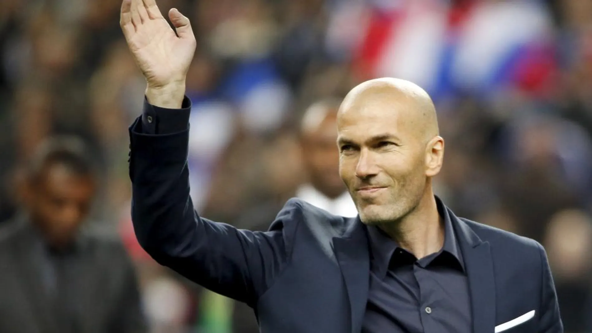 Zinedine Zidane saluda antes del comienzo del amistoso entre Francia y Brasil, jugado el pasado jueves
