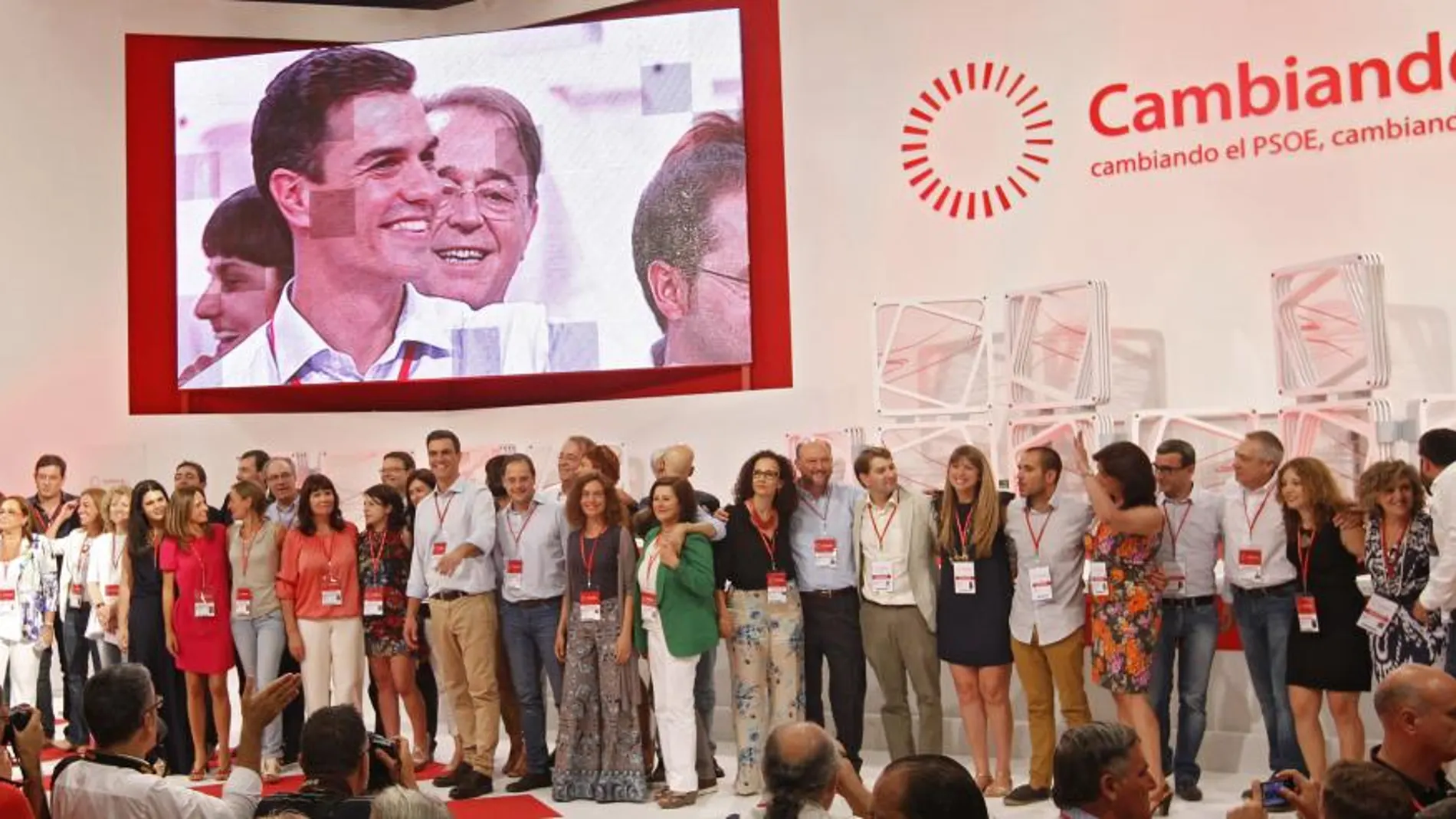 El nuevo líder del PSOE, Pedro Sánchez, con los miembros de la nueva Ejecutiva Federal.