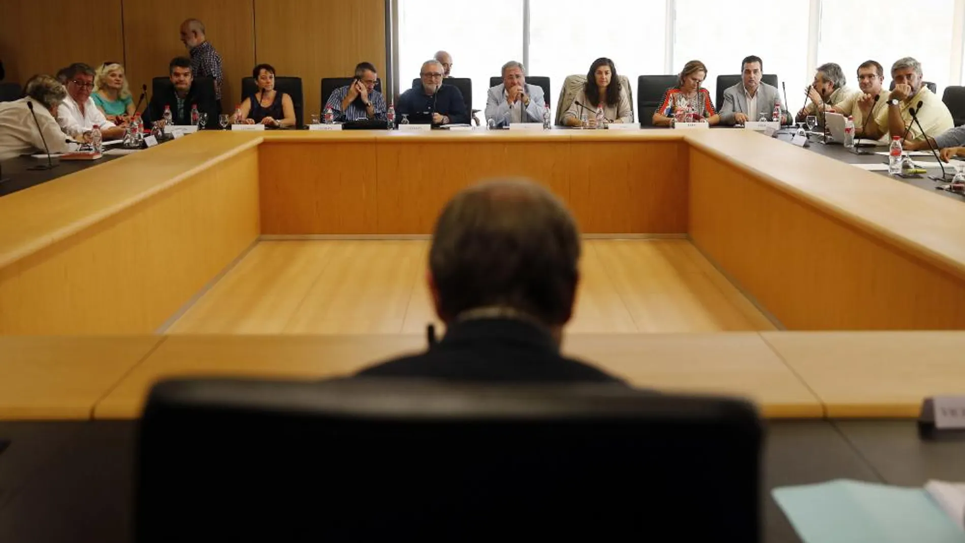 El conseller de Hacienda y Administración Pública, Juan Carlos Moragues (de espaldas), preside la Mesa General de Negociación de la Función Pública Valenciana.