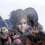 Una niña inmigrante, tras desembarcar en el puerto de Lerapetra en Grecia