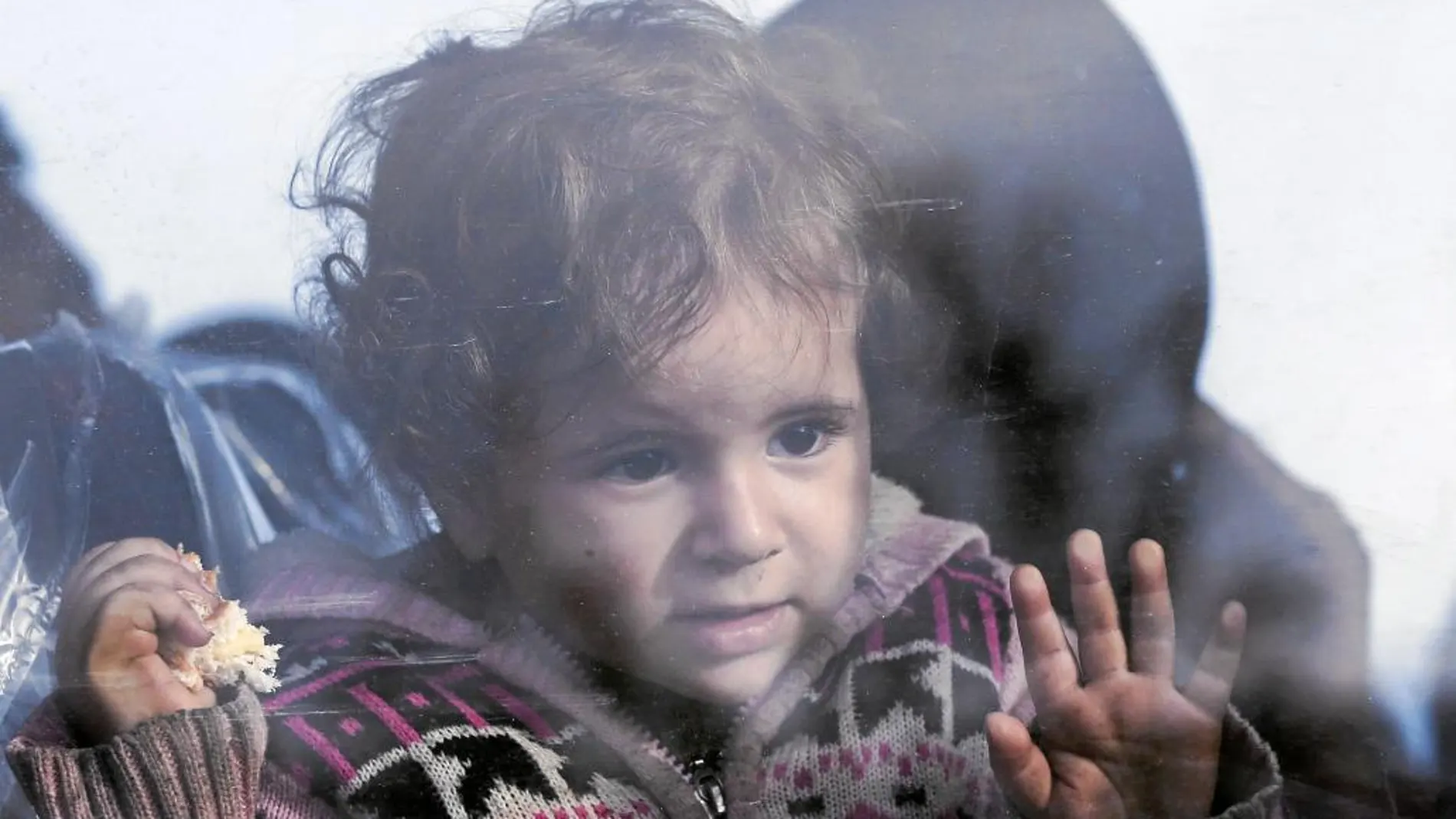 Una niña inmigrante, tras desembarcar en el puerto de Lerapetra en Grecia