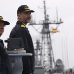 El Rey Felipe VI ha hecho este miércoles su primera visita como monarca a una unidad de la Armada española, la fragata Cristóbal Colón