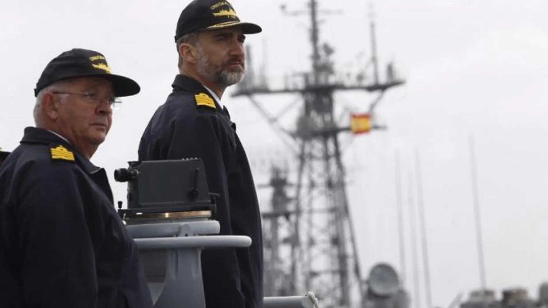El Rey Felipe VI ha hecho este miércoles su primera visita como monarca a una unidad de la Armada española, la fragata Cristóbal Colón