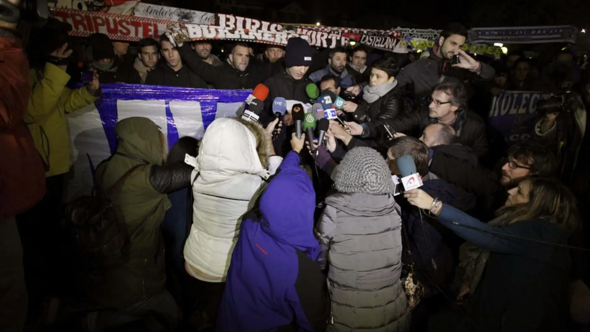 Un miembro de los Riazor Blues lee un comunicado ante los medios durante la concentración que han protagonizado en La Coruña en memoria de Francisco Javier Romero Taboada, 'Jimmy'