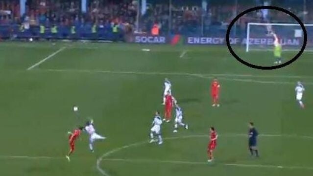 Momento en el que la bengala impacta sobre el portero ruso