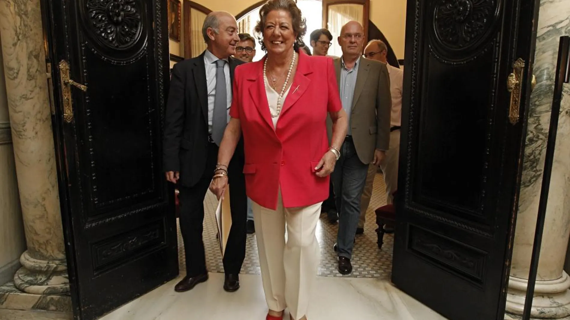 Rita Barberá, sale de su despacho rodeada por su equipo de gobierno