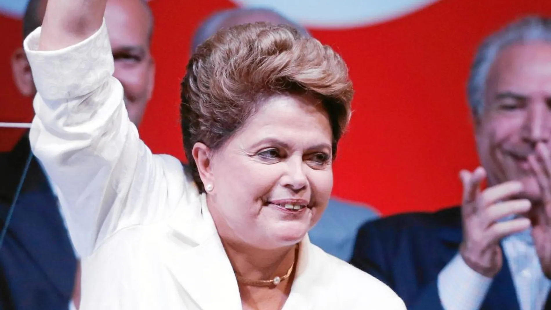 La presidenta brasileña, Dilma Rousseff, celebra su victoria en Brasilia