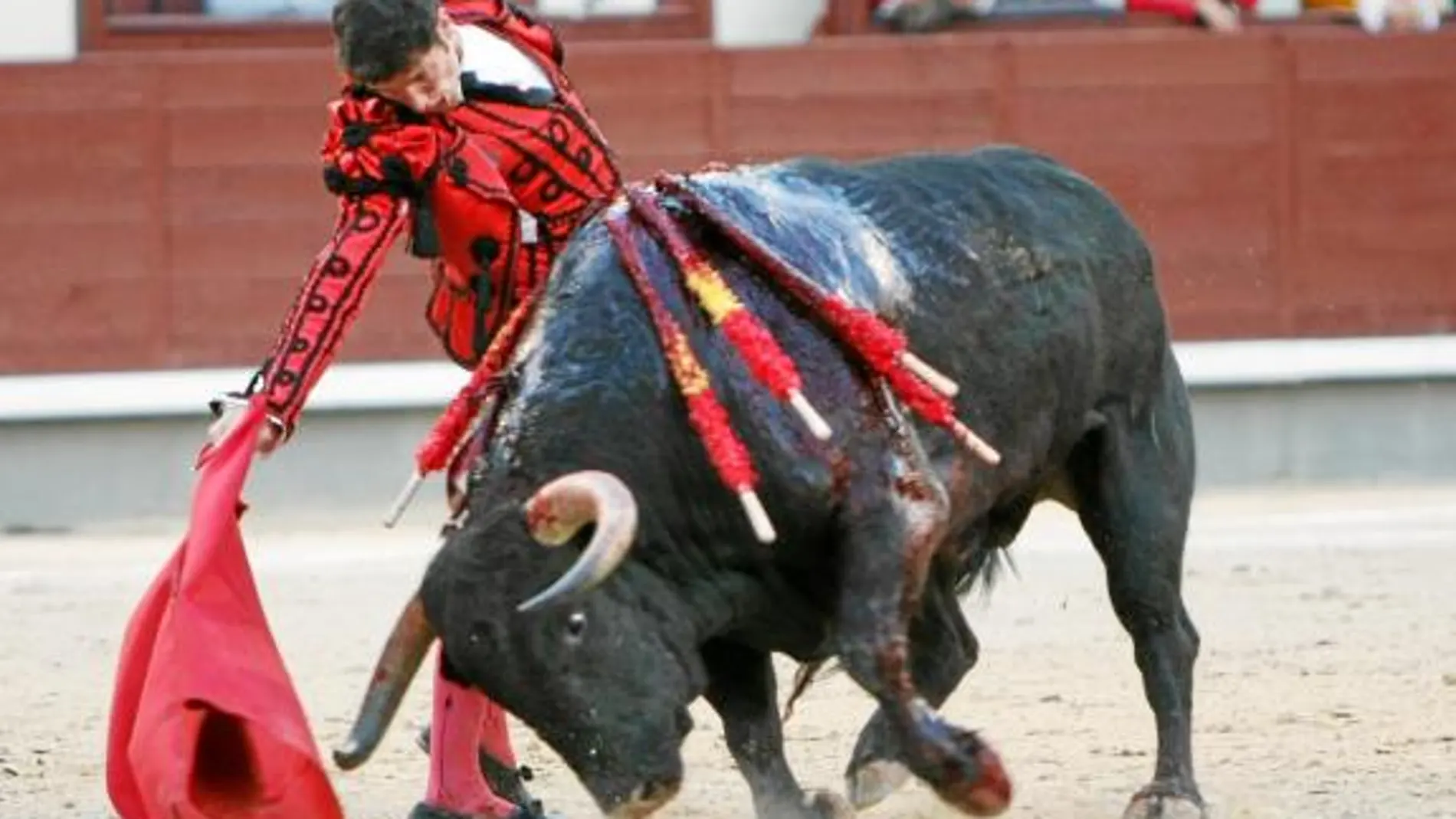Sergio Aguilar, en un derechazo al sexto toro de la tarde, del que pudo pasear una oreja, ayer en Las Ventas de Madrid