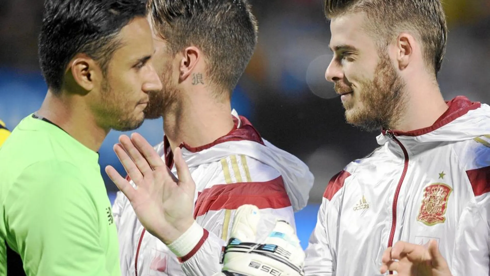 De Gea y Keylor Navas se saludan antes del amistoso disputado ayer en León