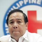 El presidente de la Cruz Roja filipina llora durante una rueda de prensa
