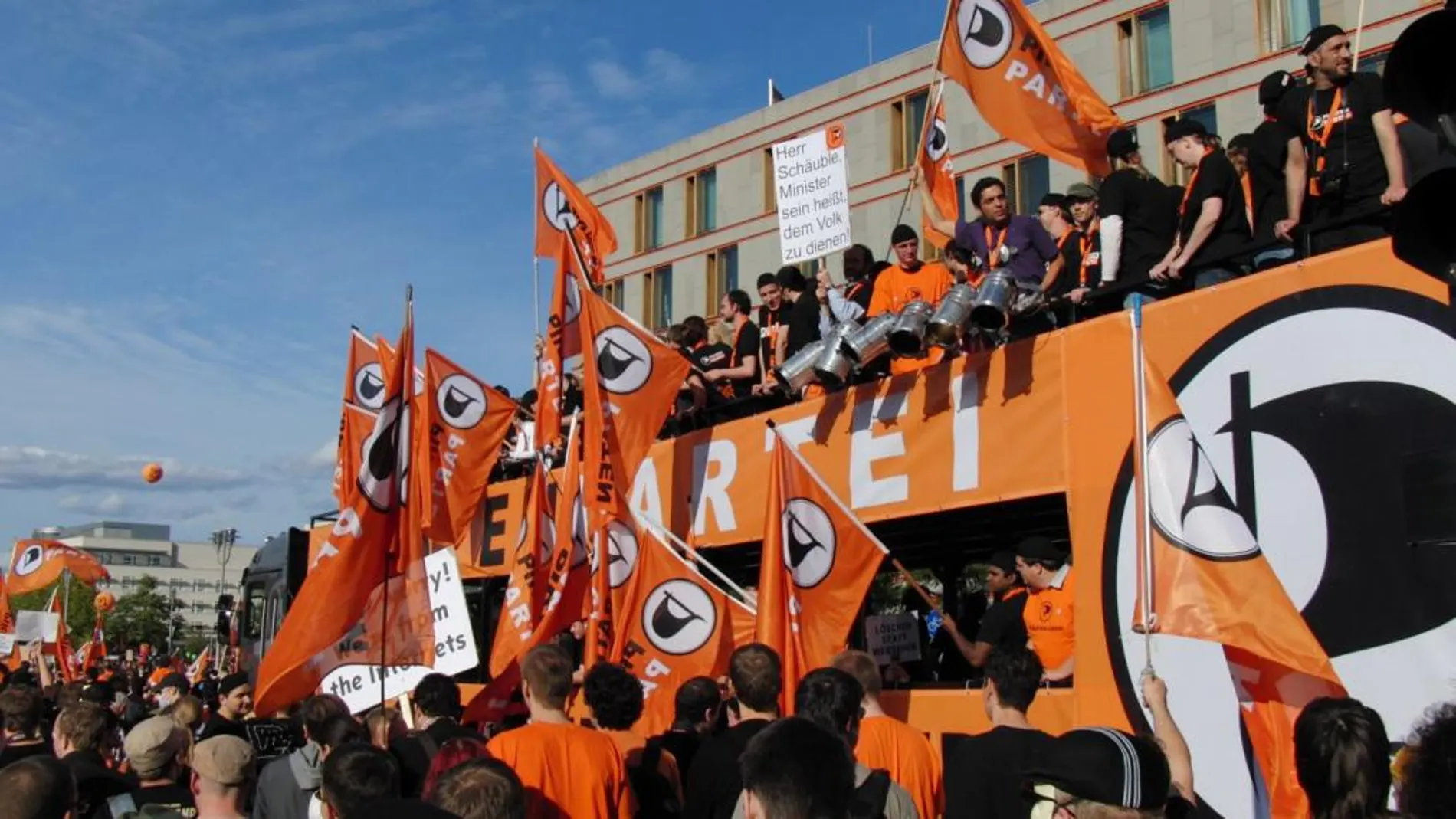 Simpatizantes de asociaciones como el partido de los Piratas participan en protestas simbólicas en las principales ciudades.