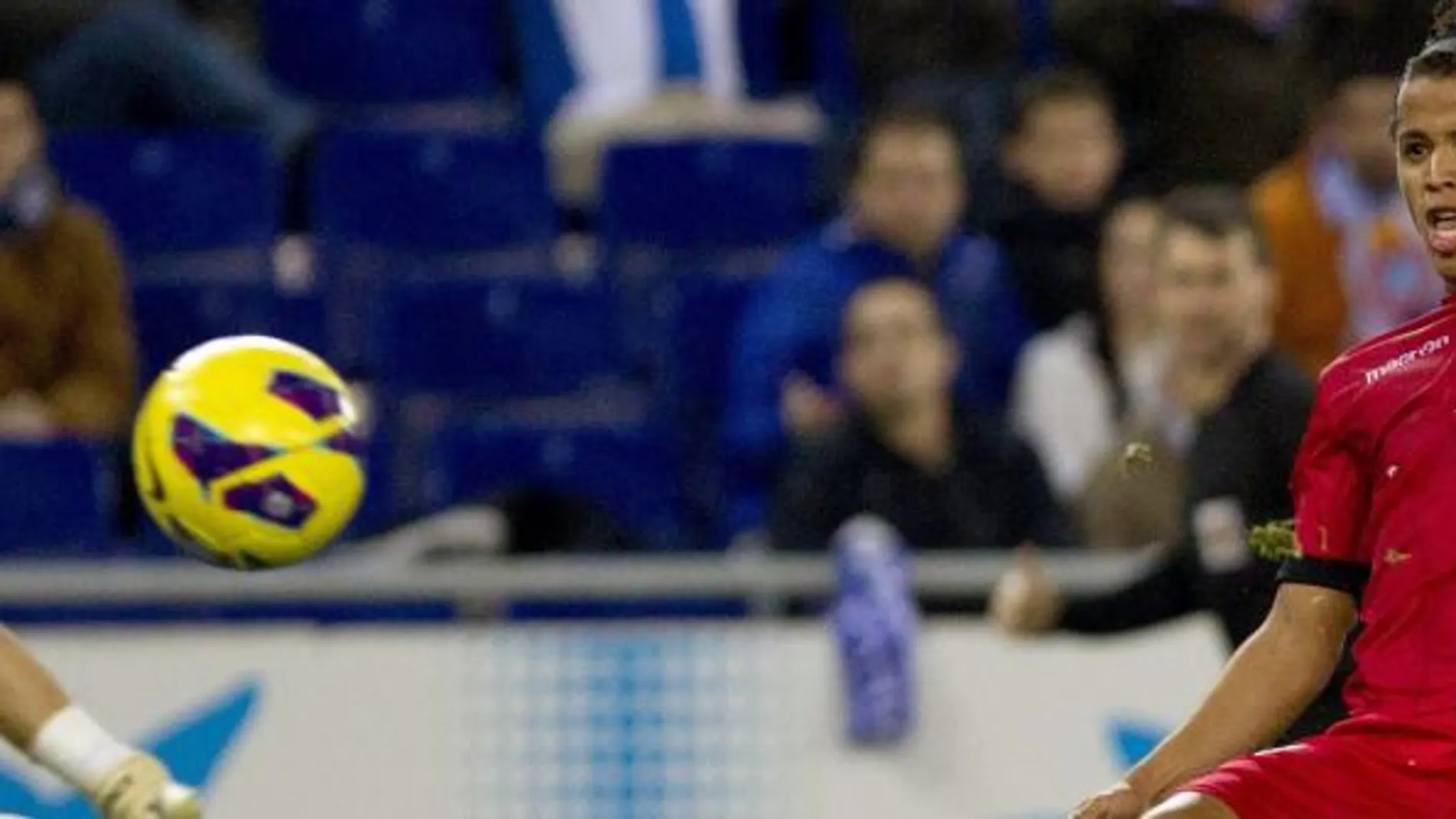 Giovani Dos Santos (d) marca un gol ante el portero del Espanyol Kiko Casilla (i)