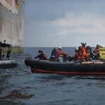 Las lanchas de la Armada han impedido a las de Greenpeace al abordaje del buque de Repsol.
