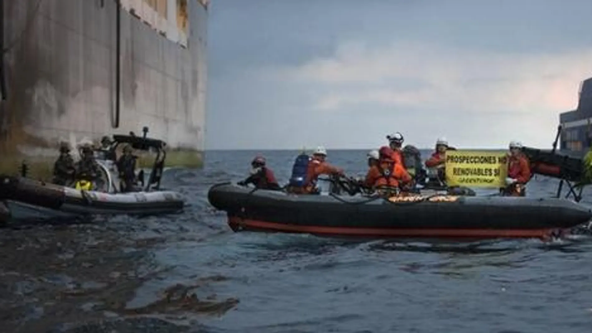 Las lanchas de la Armada han impedido a las de Greenpeace al abordaje del buque de Repsol.