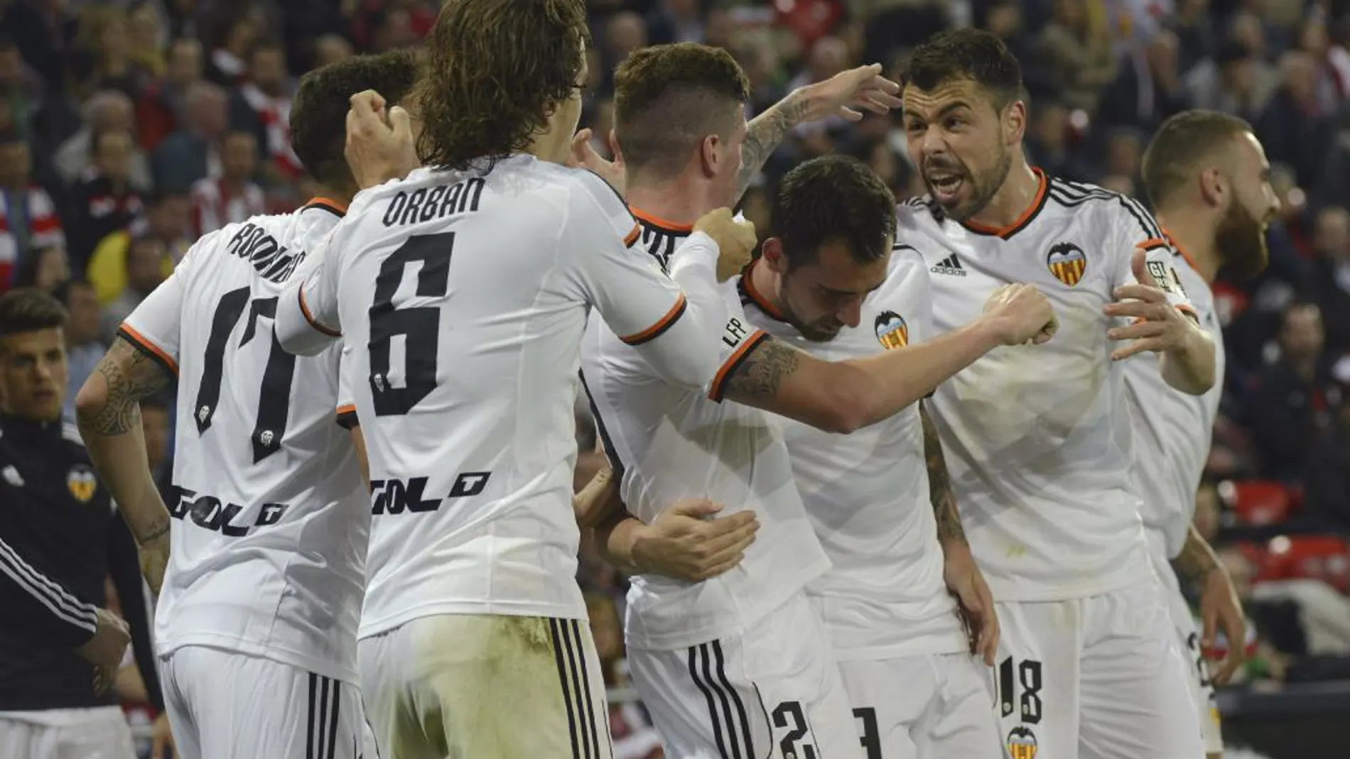 Rodrigo Javier De Paul celebra con sus compañeros el gol marcado ante el Athletic