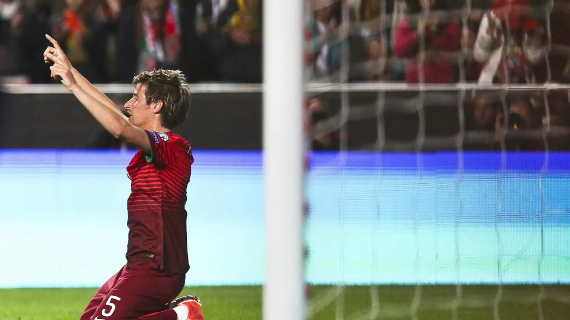 Fabio Coentrao celebra su gol ante Serbia en partido clasificatorio para le Eurocopa 2016