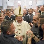 El Papa Francisco se dejó abrazar por los reclusos tras la celebración eucarística