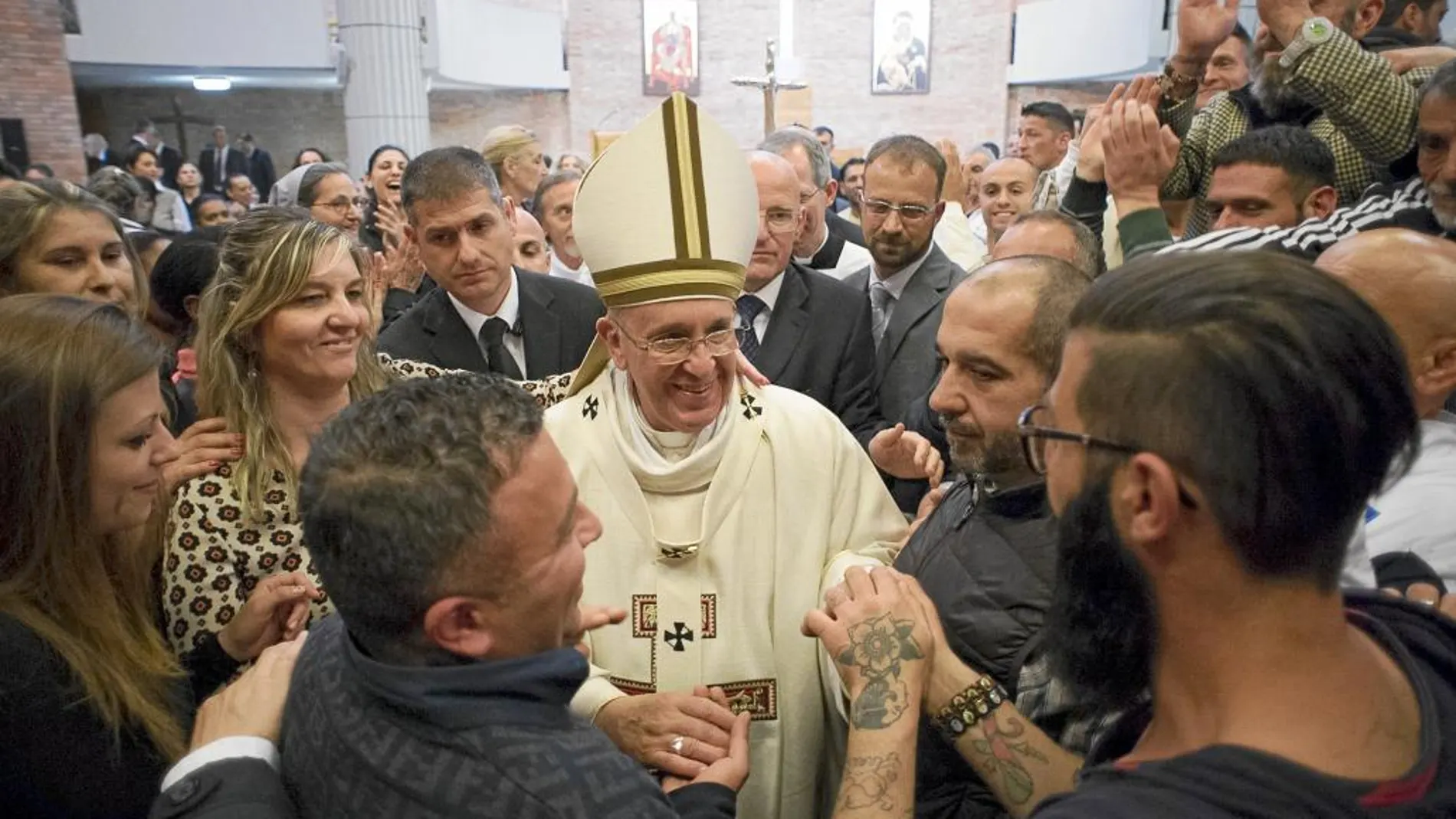 El Papa Francisco se dejó abrazar por los reclusos tras la celebración eucarística