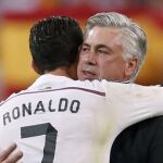 Ancelotti abraza a Cristiano Ronaldo
