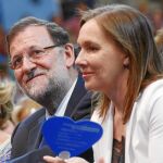 Rajoy junto a su esposa Elvira Fernández en el cierre de campaña en Madrid