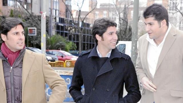 Francisco y Cayetano Rivera Ordóñez con Julián Contreras Junior, a la entrada de los Juzgados de Familia de Madrid