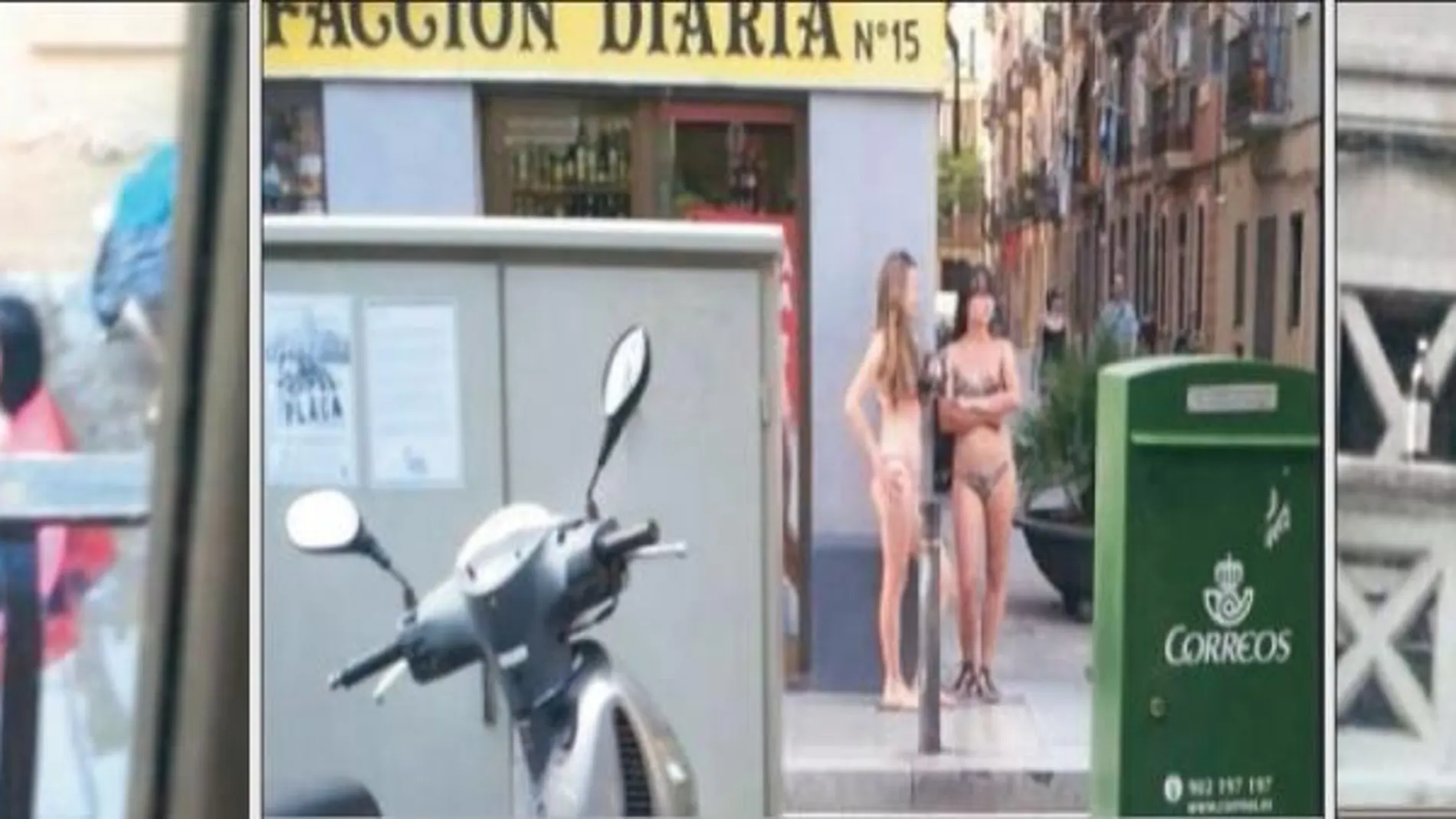Estas imágenes que los vecinos de La Barceloneta han difundido en las redes sociales dan cuenta del día a día de un barrio acostumbrado al turismo familiar. En un artículo de «The Guardian» aseguran que este «turismo moderno» no sólo busca divertirse, sino que los de alrededor vean lo bien que se lo pasan.