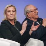 Marine Le Pen, líder del ultraderechista Frente Nacional (FN), junto a su padre Jean-Marie Le Pen.
