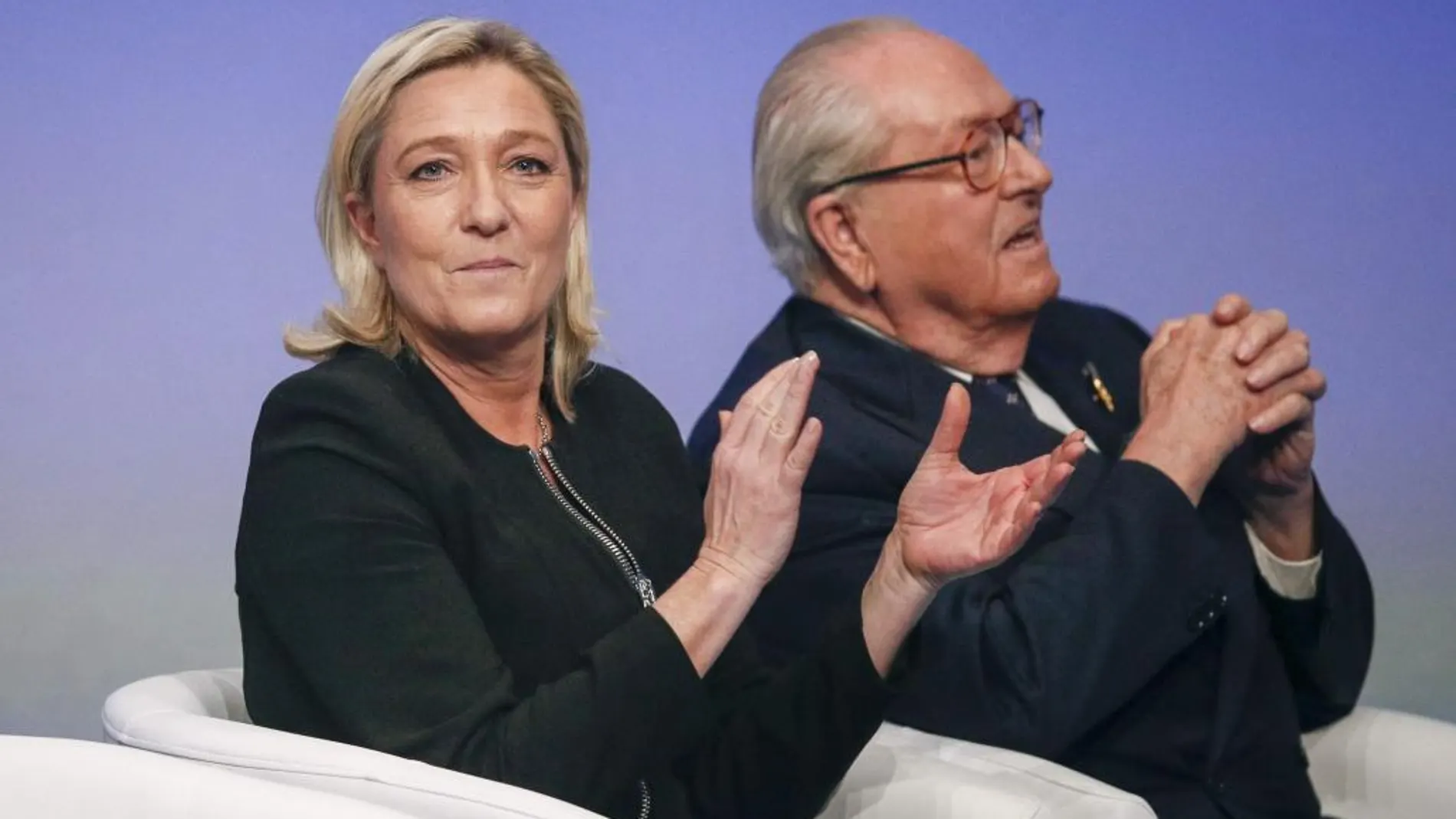 Marine Le Pen, líder del ultraderechista Frente Nacional (FN), junto a su padre Jean-Marie Le Pen.