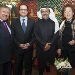 De izda a dcha. Mussa Amer Odeh, embajador de Palestina; S.A. Ppe. Mansour Bin Khalid Alfarhan Al Saud, embajador de Arabia Saudí; el anfitrión el embajador de Kuwait, Sulaiman Al Harbi y la pintora Irene Iribarren.