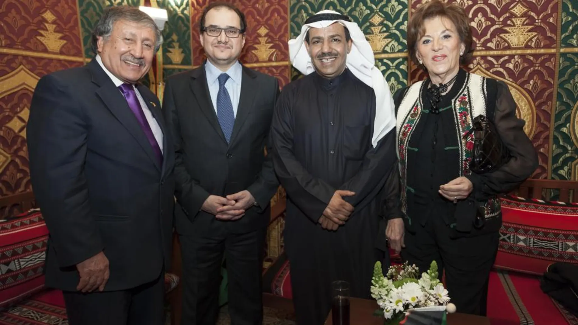 De izda a dcha. Mussa Amer Odeh, embajador de Palestina; S.A. Ppe. Mansour Bin Khalid Alfarhan Al Saud, embajador de Arabia Saudí; el anfitrión el embajador de Kuwait, Sulaiman Al Harbi y la pintora Irene Iribarren.