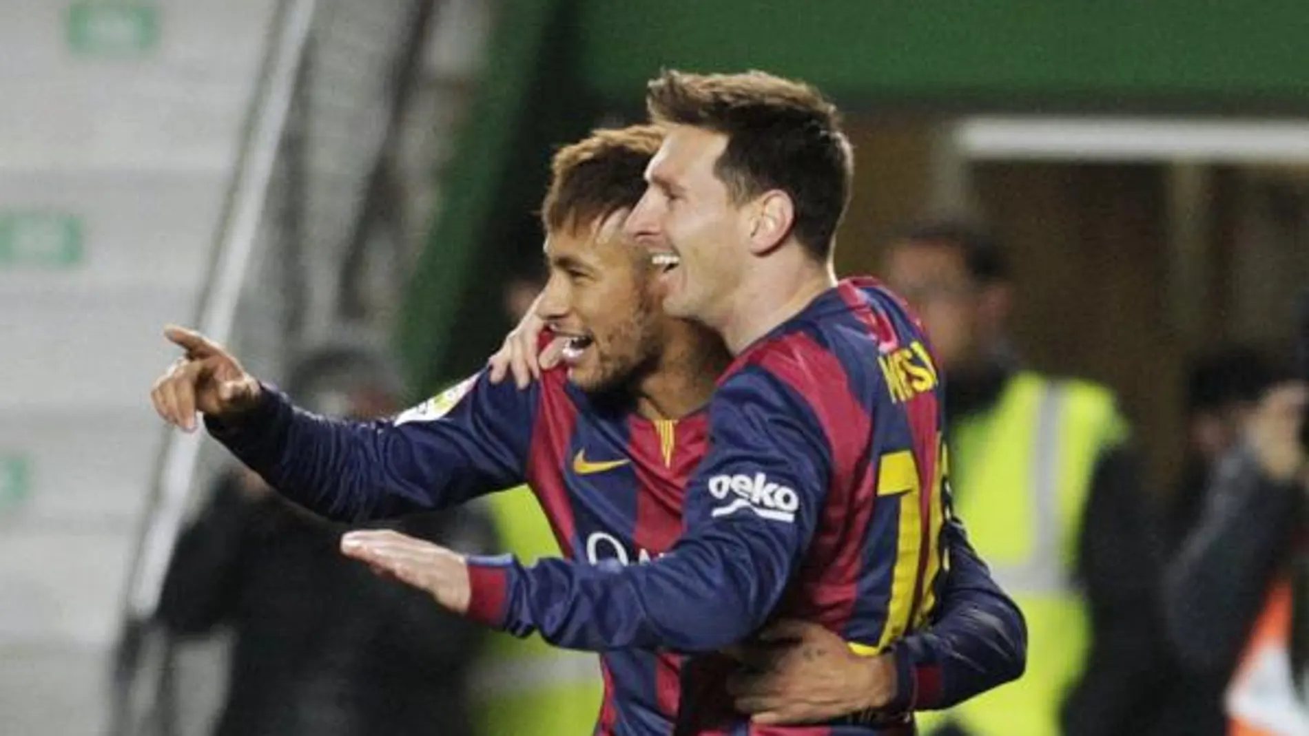 Neymar celebra con Messi uno de los goles al Elche