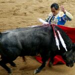 El torero colombiano Luis Bolívar lidia ayer un toro durante la temporada taurina de la Feria de Cali (Colombia).