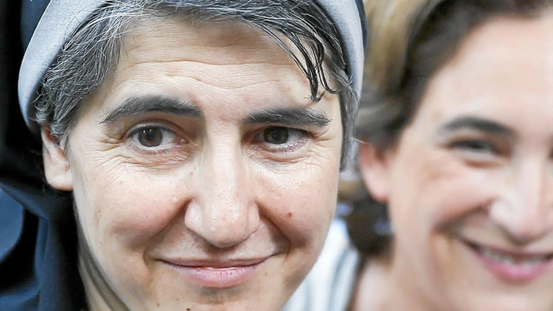 La religiosa Teresa Forcades y la candidata a la alcaldía de Barcelona, Ada Colau