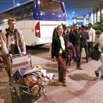 Los primeros treinta y siete españoles, incluido un bebé, en ser evacuados de Katmandú (Nepal) tras el terremoto que asoló ese país llegaron anoche a Nueva Delhi (India) en un vuelo comercial de la compañía Spice Jet.