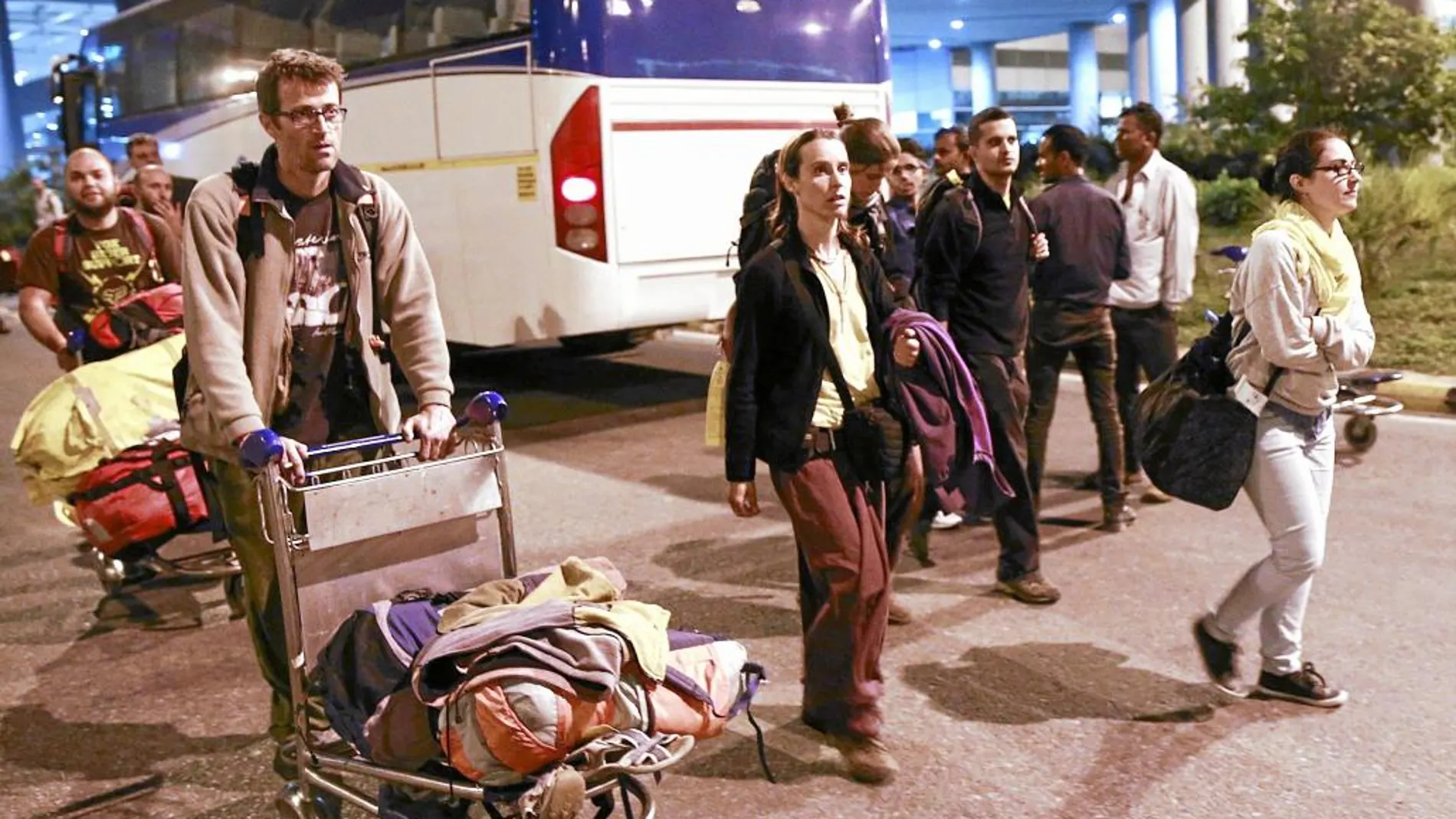 Los primeros treinta y siete españoles, incluido un bebé, en ser evacuados de Katmandú (Nepal) tras el terremoto que asoló ese país llegaron anoche a Nueva Delhi (India) en un vuelo comercial de la compañía Spice Jet.