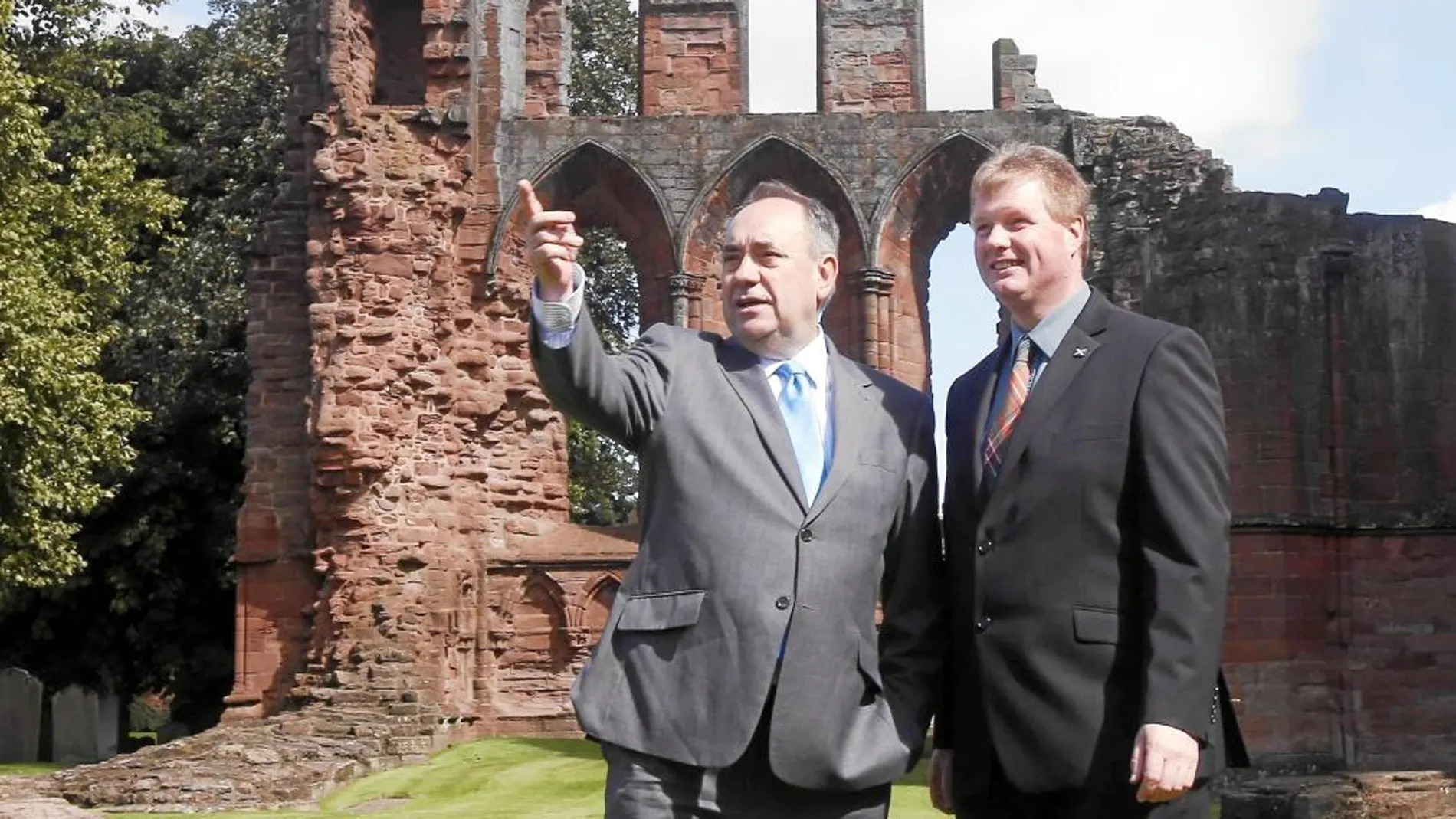 Alex Salmond visitó ayer la abadía de Arbroath, al este de Escocia, símbolo histórico de la región.