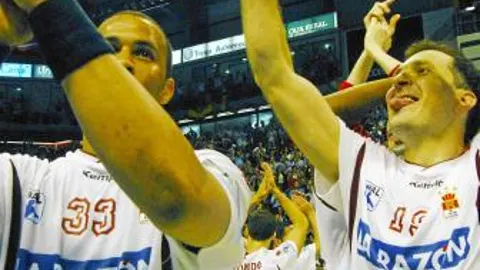 LOS JUGADORES DEL CIUDAD REAL celebran con su público el triunfo ante el Hamburgo que los clasifica para la «Final Four»