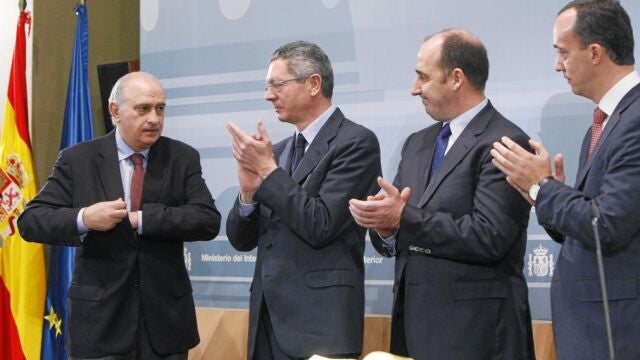 FIRMEZA. «No hay que darles las gracias por dejar de matar; no habrá negociación», con esta rotundidad se refirió ayer Jorge Fernández Díaz a la manifestación del sábado en Bilbao durante su intervención en el acto de toma de posesión del nuevo secretario de Estado de Seguridad, Francisco Martínez. En la imagen, de izquierda a derecha, Fernández Díaz, Alberto Ruiz-Gallardón, Ignacio Ulloa y Francisco Martínez