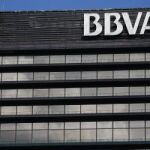 El BBVA ganó 1.328 millones en el primer semestre, el 53,9 % menos