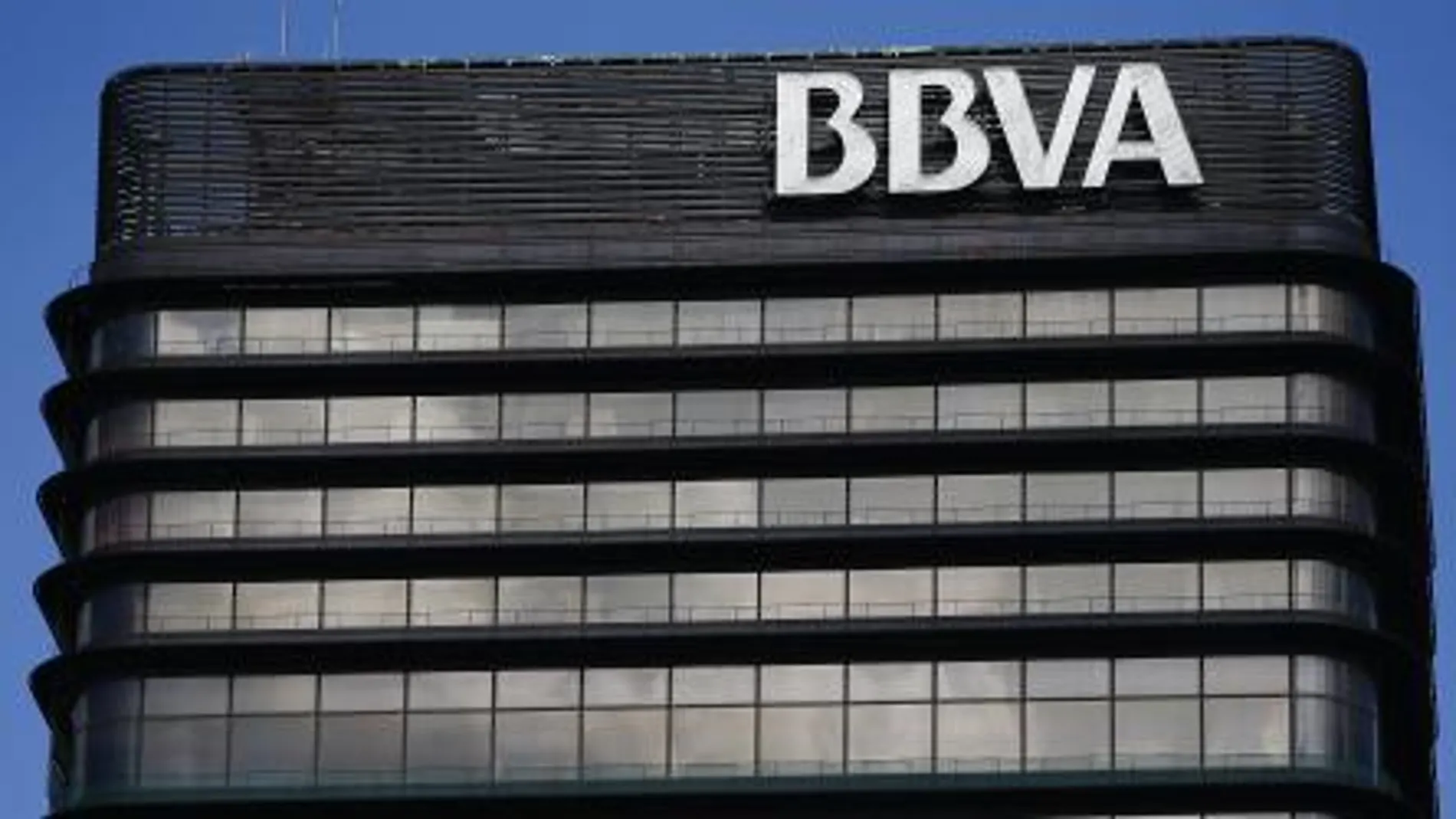 El BBVA ganó 1.328 millones en el primer semestre, el 53,9 % menos