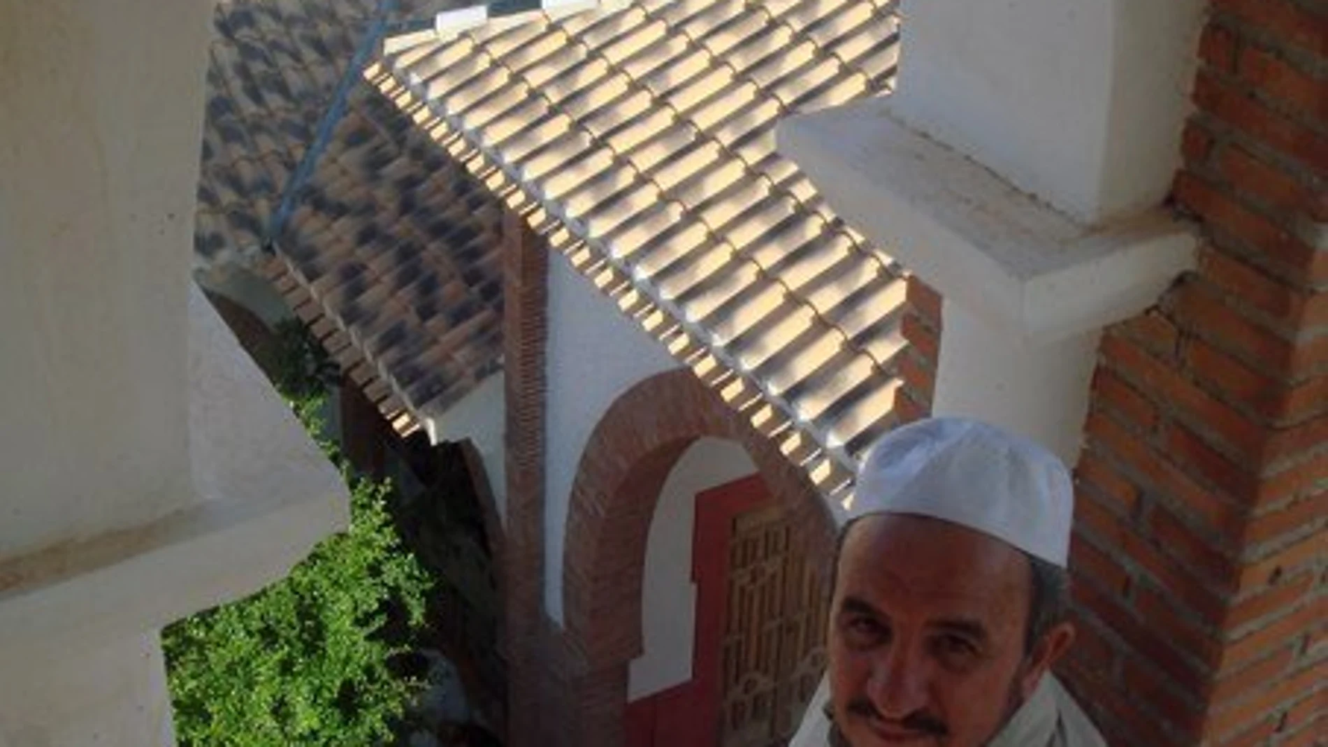 Abdussamad (antes Antonio) Romero junto a la mezquita de Puebla (Granada)