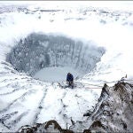 Imagen de un científico bajando al cráter