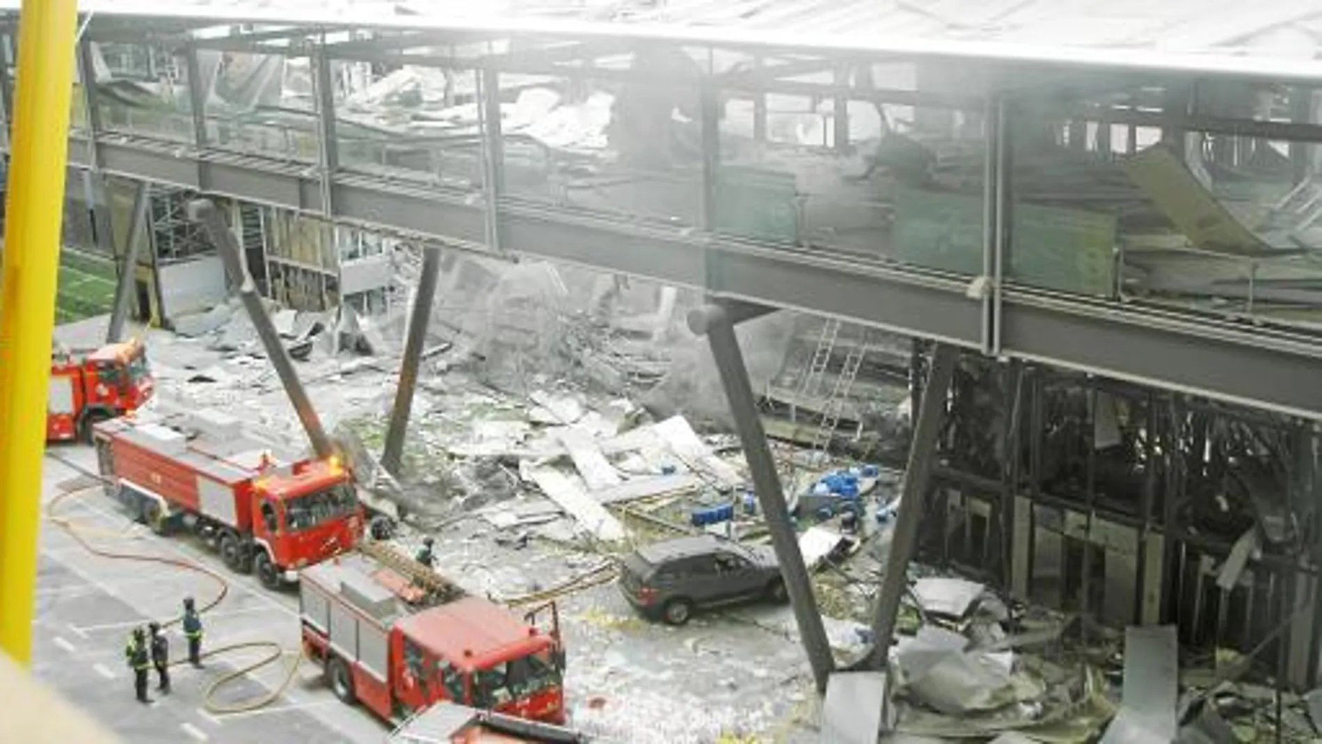 El parking de la T-4 de Barajas, tras la explosión del coche bomba