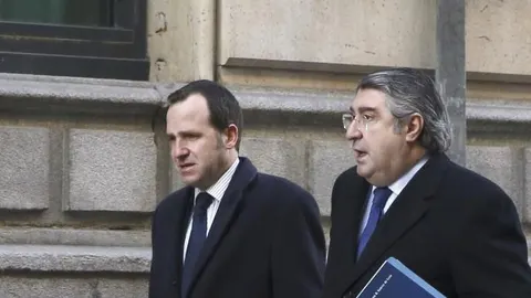 Carlos Aguilar, dcha., abogado del expresidente de Bankia Miguel Blesa, a su llegada a la Audiencia Nacional el pasado 9 de febrero