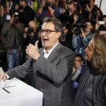 Mas, junto a su mujer, vota en el referéndum ilegal del 9 de noviembre.