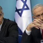 Fotografía de archivo fechada el 3 de julio de 2014 que muestra al primer ministro israelí, Benjamin Netanyahu, y a su ministro de Finanzas, Yair Lapid