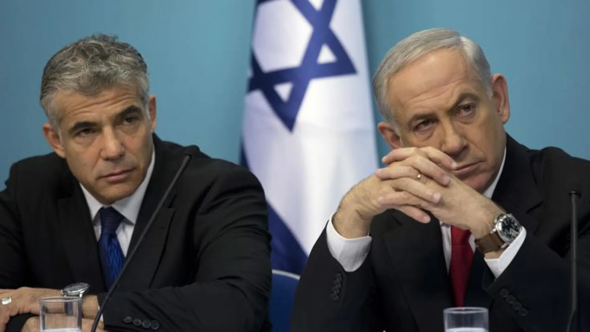Fotografía de archivo fechada el 3 de julio de 2014 que muestra al primer ministro israelí, Benjamin Netanyahu, y a su ministro de Finanzas, Yair Lapid
