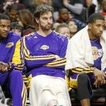 Gasol mira el partido con los brazos y las piernas cruzadas
